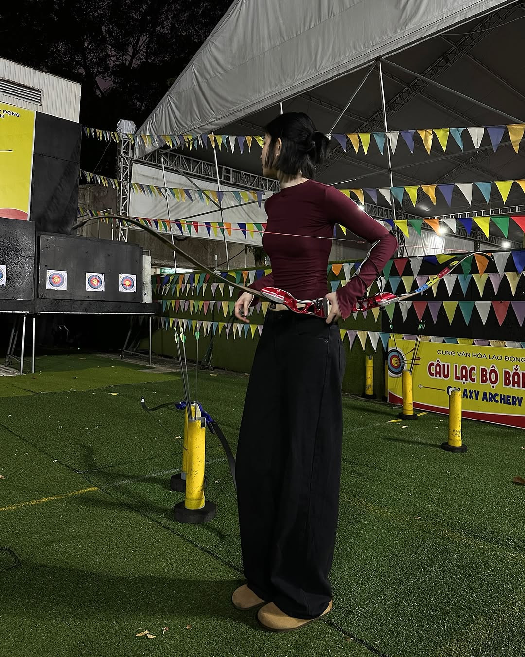 Bâu còn khoe luôn cả làn da không chút tì vết, vòng eo siêu nhỏ đáng mơ ước của mình.