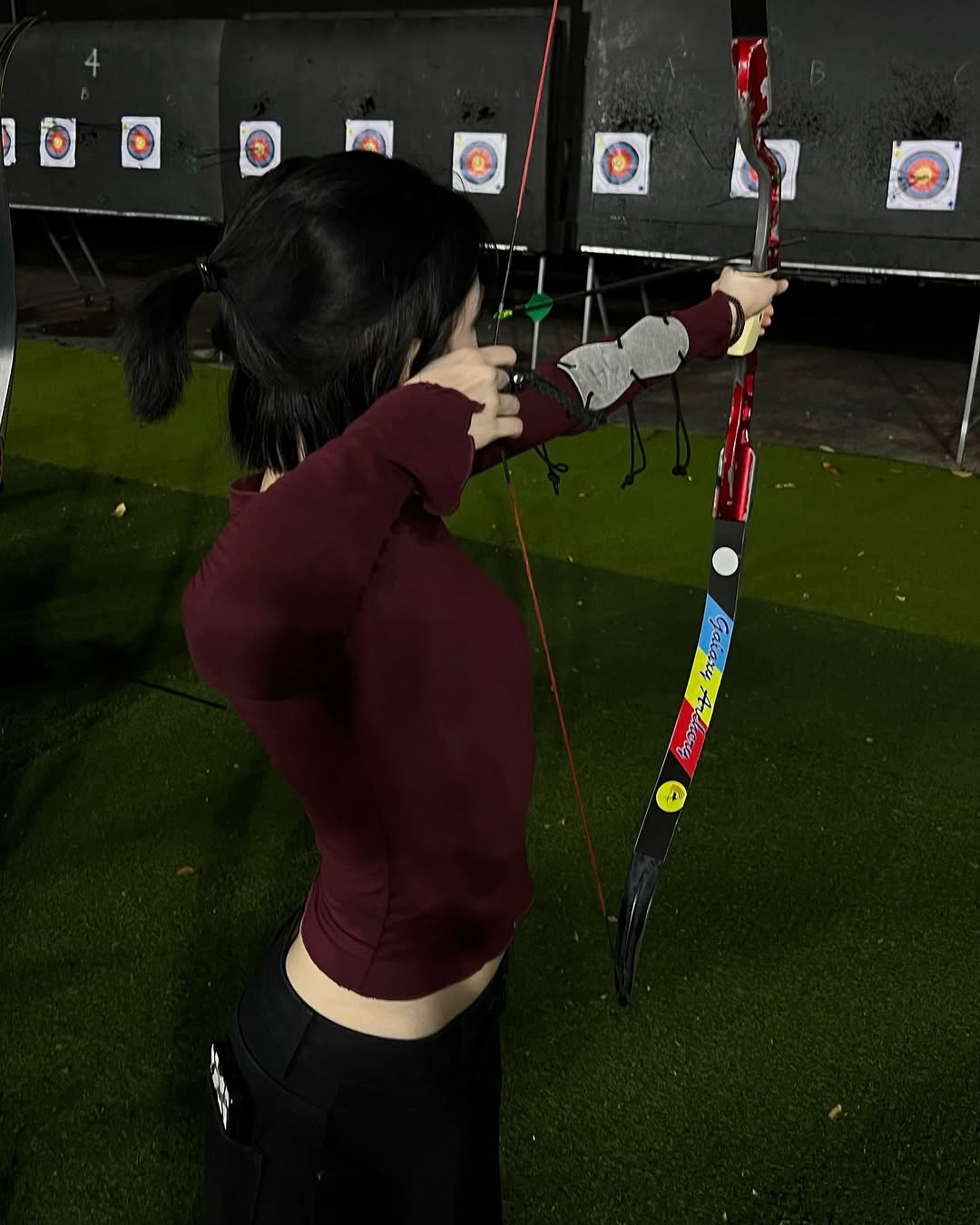 Mới đây, gái xinh 2K gây sốt trên MXH với khoảnh khắc chơi bắn cung và khéo léo kéo áo để lộ vòng eo con kiến.