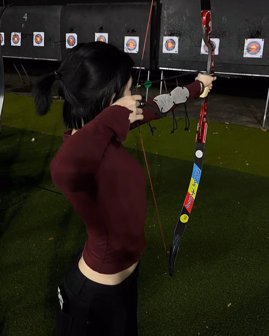 Mới đây, gái xinh 2K gây sốt trên MXH với khoảnh khắc chơi bắn cung và khéo léo kéo áo để lộ vòng eo con kiến.