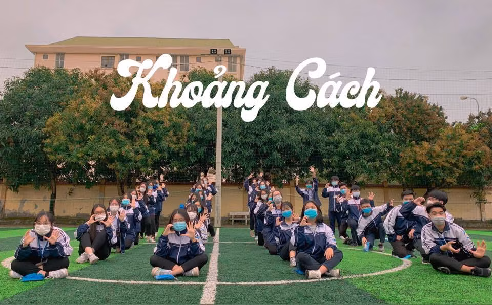 Dù yêu thương nhau đến mấy nhưng vẫn phải giãn cách đúng quy định. (Ảnh: FB V.Q.C)