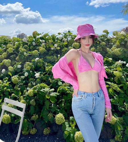 Là một người đẹp sở hữu lượng fan đông đảo, Crissie gây ấn tượng bởi nhan sắc xinh đẹp cùng vóc dáng thanh mảnh.