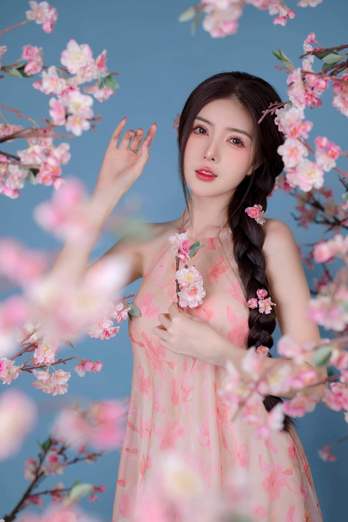 Hot girl Lilly Luta tên thật là Nguyễn Thị Lượm. Người đẹp 31 tuổi sinh ra và lớn lên tại Khánh Hoà nhưng hiện cô đang làm việc và sinh sống ở TP Hồ Chí Minh.