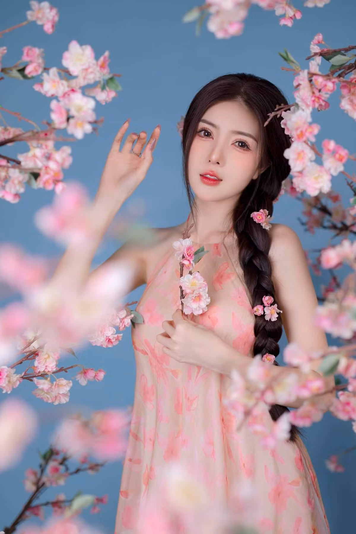 Hot girl Lilly Luta tên thật là Nguyễn Thị Lượm. Người đẹp 31 tuổi sinh ra và lớn lên tại Khánh Hoà nhưng hiện cô đang làm việc và sinh sống ở TP Hồ Chí Minh.