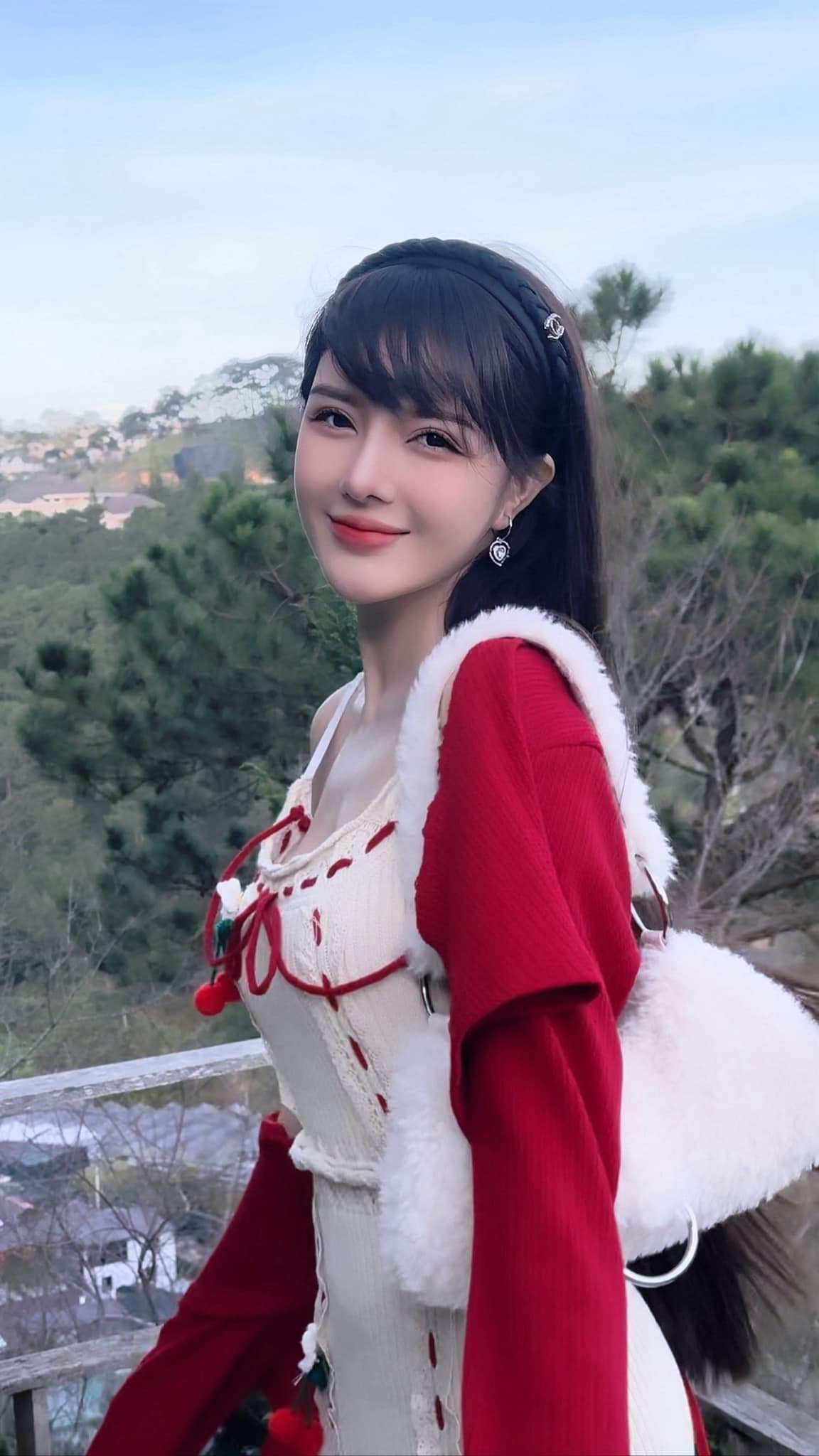 Nổi tiếng với phong cách táo bạo, Lilly Luta không ngại khoác lên người những bộ đồ có thiết kế cực kỳ "bạo tay".