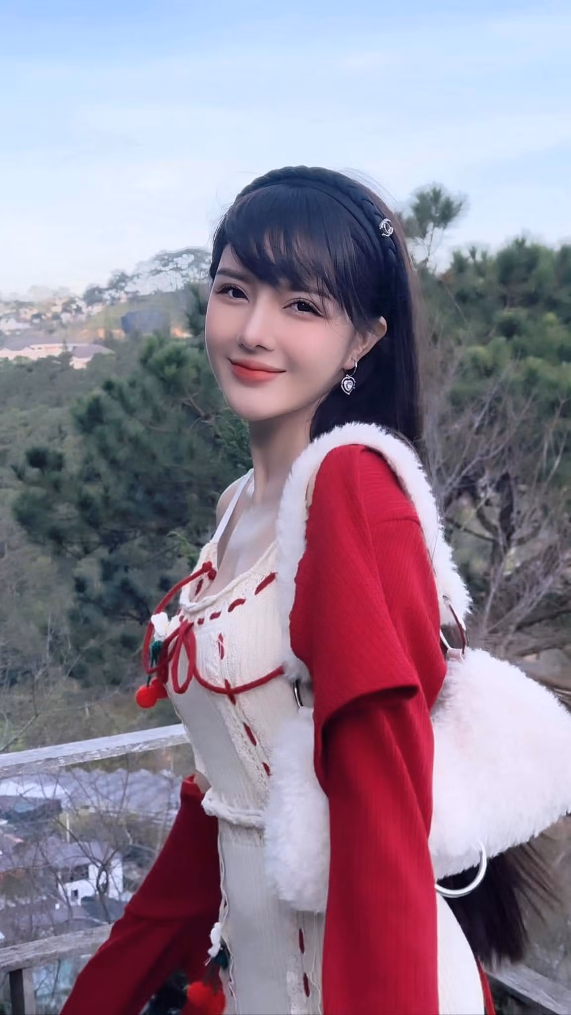 Nổi tiếng với phong cách táo bạo, Lilly Luta không ngại khoác lên người những bộ đồ có thiết kế cực kỳ "bạo tay".