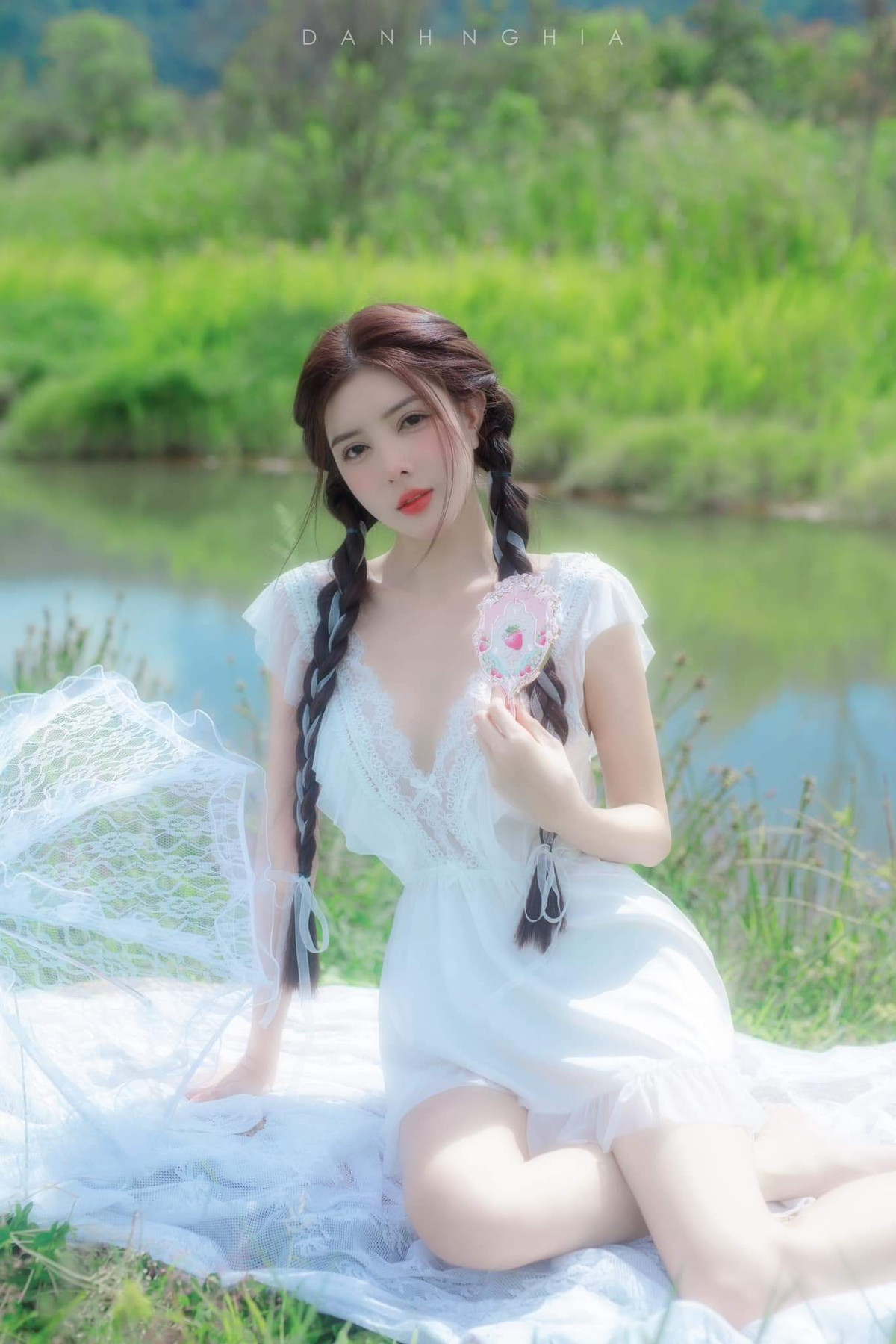 "Búp bê sống" phiên bản Việt được đánh giá cao bởi nhan sắc ngọt ngào cùng thân hình mỏng manh, thanh thoát.