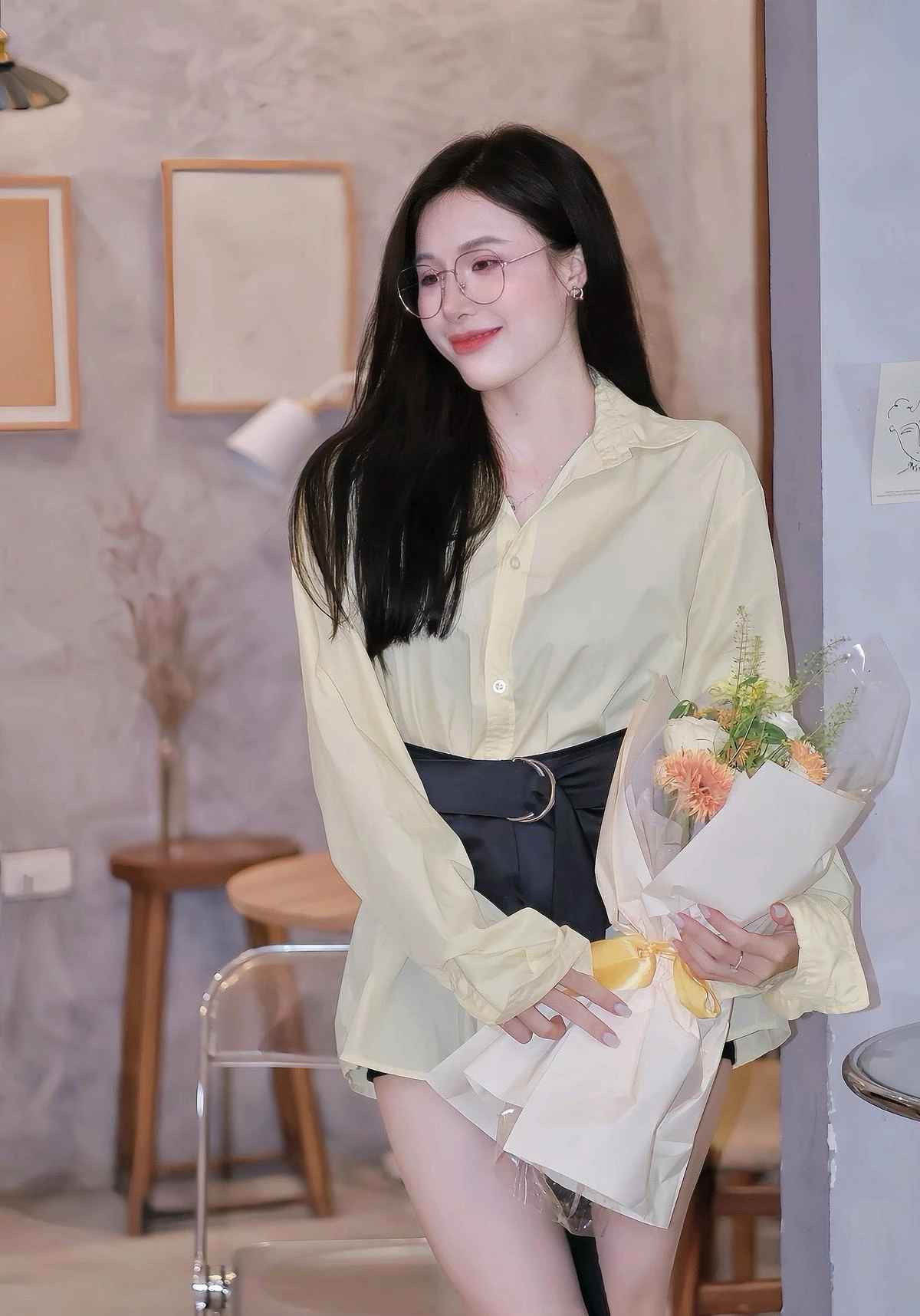 Hương Trịnh (nickname Facebook) bắt đầu hành trình trở thành người mẫu, diễn viên tự do từ năm 2017, thu hút lượng lớn người hâm mộ trên mạng xã hội.