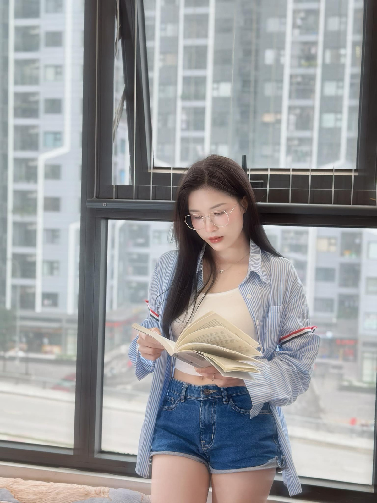 “Sinh ra từ gia đình thuần nông, mình không có nhiều cơ hội tiếp xúc với nghệ thuật sớm như nhiều bạn đồng trang lứa khác. Dù vậy, với niềm đam mê và nỗ lực từng ngày, mình tin bản thân sẽ sớm có đủ bản lĩnh, kỹ năng để sải bước trên những sàn diễn chuyên nghiệp, giống như cách mình chinh phục ngôi vị cao nhất tại Miss &amp; Mister Hà Nội 2024”, Trịnh Thị Hương khẳng định.