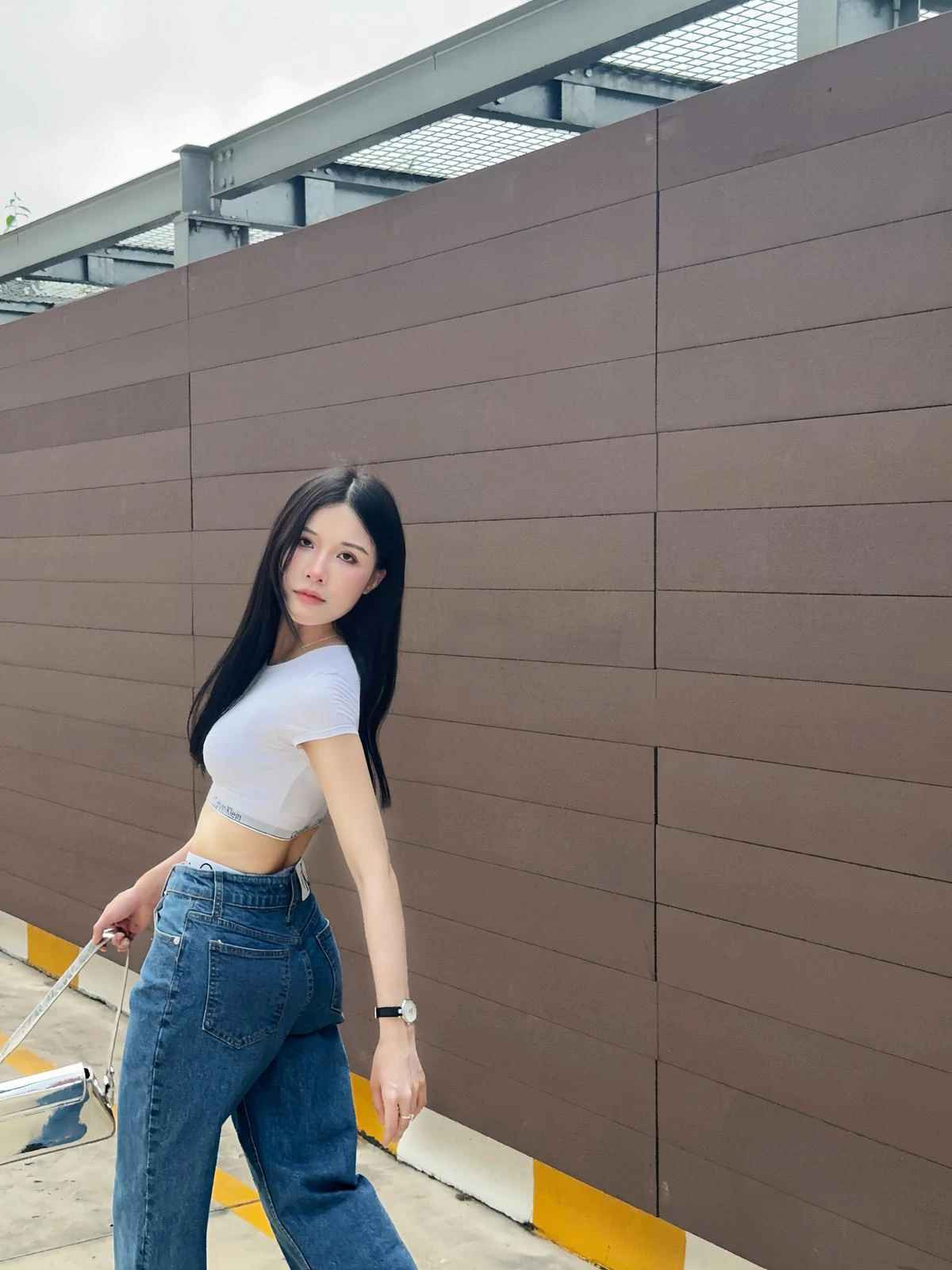 Hương Trịnh cũng không giấu nổi niềm bất ngờ và xúc động khi được xướng tên ở ngôi vị cao nhất ở cuộc thi.