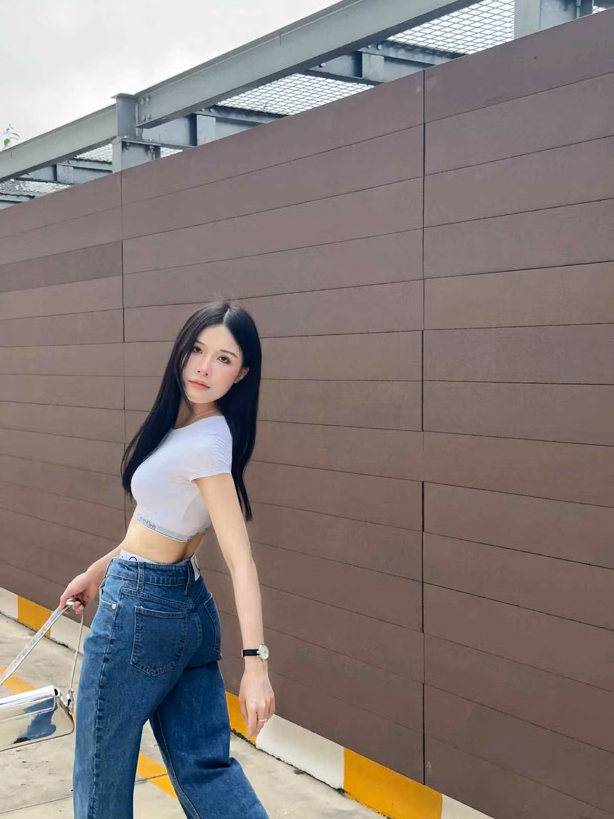 Hương Trịnh cũng không giấu nổi niềm bất ngờ và xúc động khi được xướng tên ở ngôi vị cao nhất ở cuộc thi.