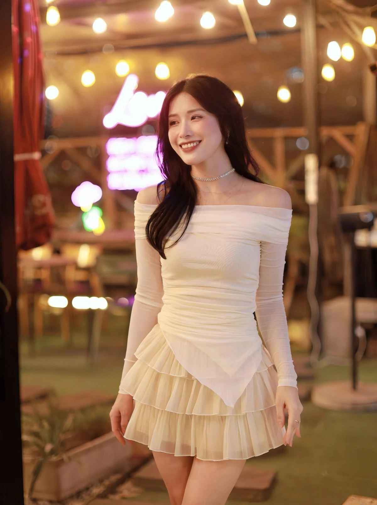 Trên trang cá nhân, mỹ nhân 9x thường xuyên cập nhật hình ảnh đời thường, dạo phố với nhiều phong cách khác nhau, từ những bộ đầm duyên dáng, gợi cảm, thời trang công sở tinh tế, nhẹ nhàng đến style thể thao năng động, tối giản…