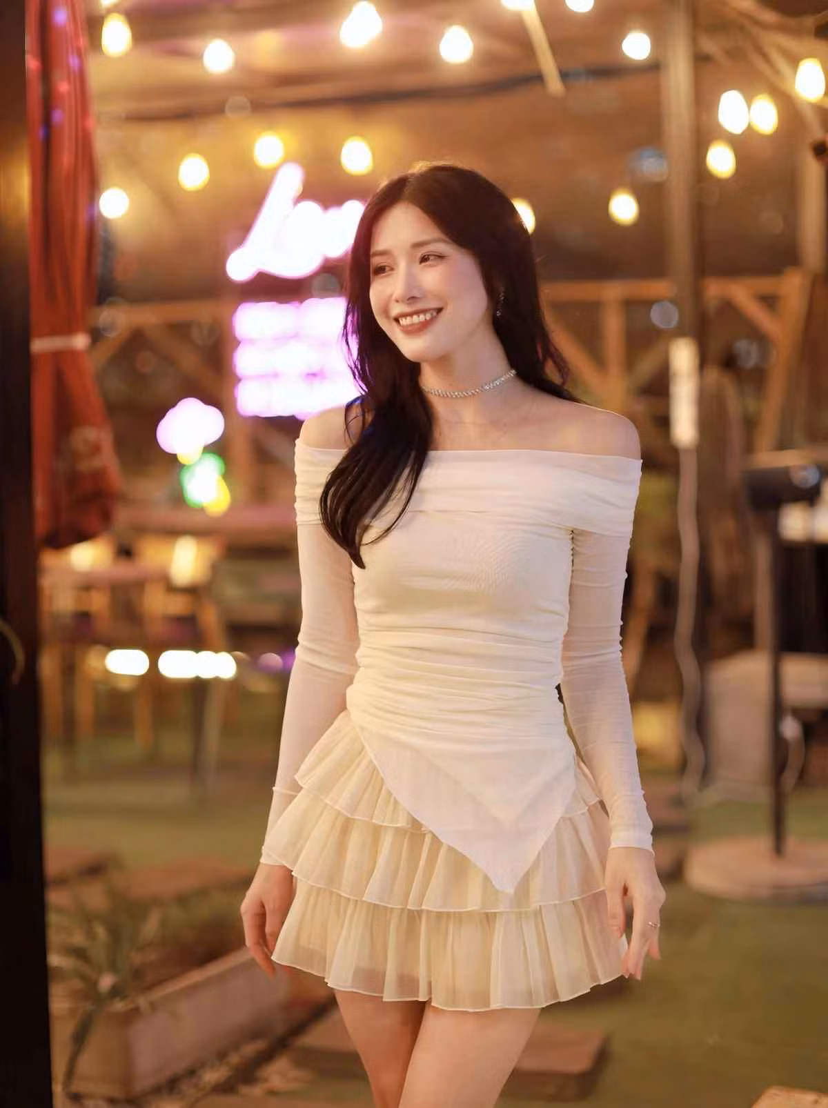 Trên trang cá nhân, mỹ nhân 9x thường xuyên cập nhật hình ảnh đời thường, dạo phố với nhiều phong cách khác nhau, từ những bộ đầm duyên dáng, gợi cảm, thời trang công sở tinh tế, nhẹ nhàng đến style thể thao năng động, tối giản…