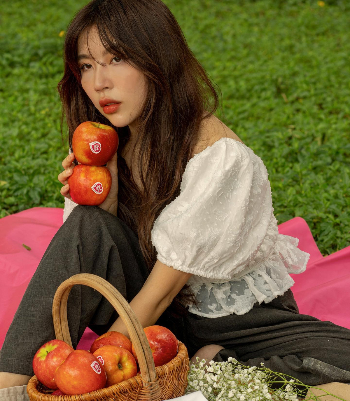 Shushu Lê ghi điểm với cộng đồng mạng bằng gu thời trang hiện đại, đơn giản. Khi tham dự các buổi tiệc tối, cô đa phần diện trang phục có thiết kế tối giản và tạo điểm nhấn bằng những món phụ kiện có màu sắc nổi bật, tạo sự tương phản.