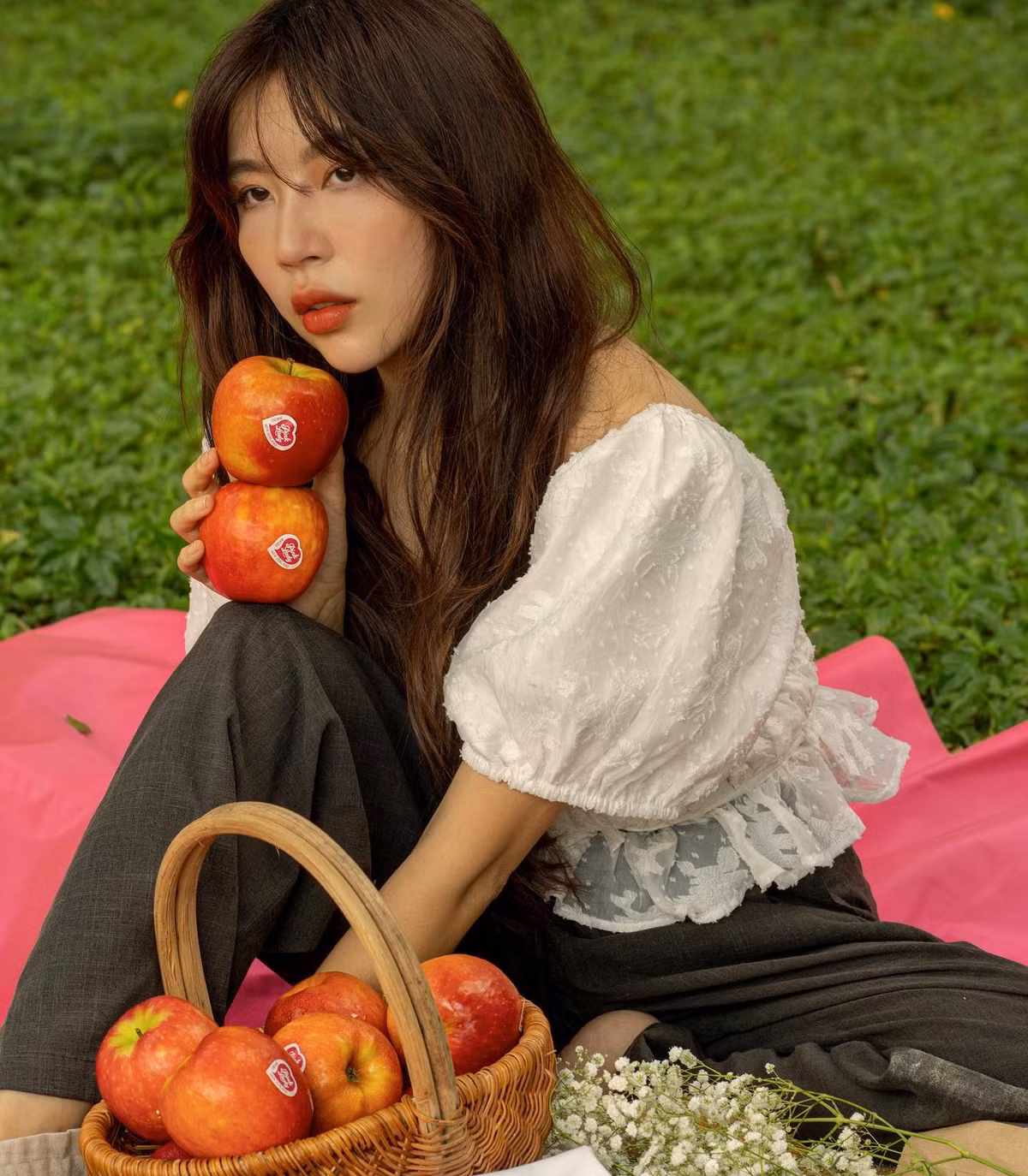 Shushu Lê ghi điểm với cộng đồng mạng bằng gu thời trang hiện đại, đơn giản. Khi tham dự các buổi tiệc tối, cô đa phần diện trang phục có thiết kế tối giản và tạo điểm nhấn bằng những món phụ kiện có màu sắc nổi bật, tạo sự tương phản.