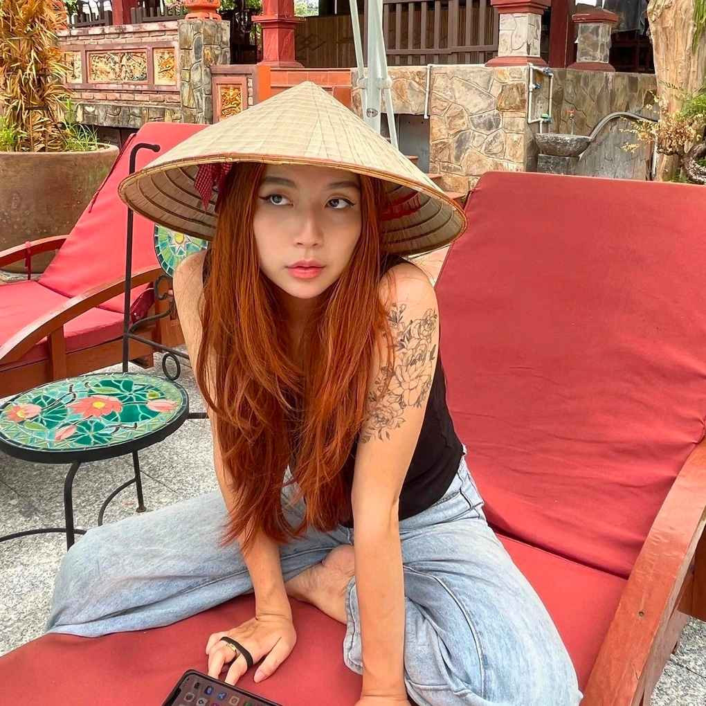 Shushu Lê theo gia đình sang Đức sinh sống từ nhỏ, đi du học tại Thượng Hải (Trung Quốc) và mới trở về Việt Nam lập nghiệp khoảng 4 năm