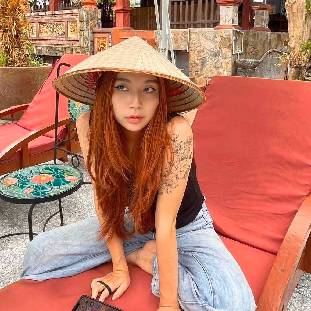 Shushu Lê theo gia đình sang Đức sinh sống từ nhỏ, đi du học tại Thượng Hải (Trung Quốc) và mới trở về Việt Nam lập nghiệp khoảng 4 năm