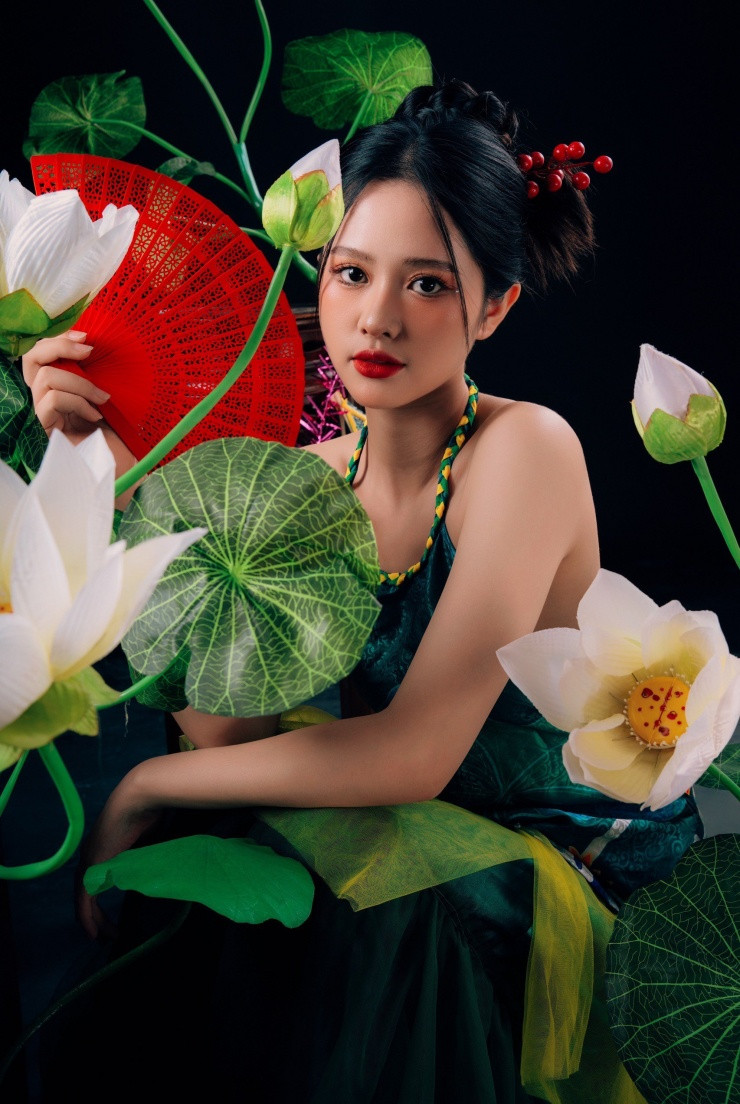 Song bên cạnh đó, không thể thiếu mâm cỗ (gồm có nhiều bánh trái) được các gia đình chuẩn bị để dâng lên tổ tiên. Hành động này cũng thể hiện sự thành kính đối với những người thân đã khuất trong gia đình”. Ngọc Ánh cho biết thêm.