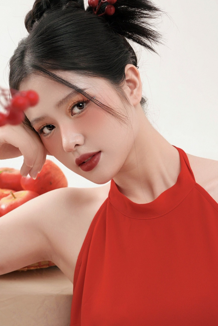 Ngọc Ánh chia sẻ: “Không chỉ riêng đối với bản thân, mình nghĩ rằng, Trung thu trong lòng mỗi người đều có những ý nghĩa vô cùng đặc biệt, mang giá trị văn hóa sâu sắc. Tết Trung thu là một lễ hội truyền thống quan trọng và đầy màu sắc của người dân Việt Nam...