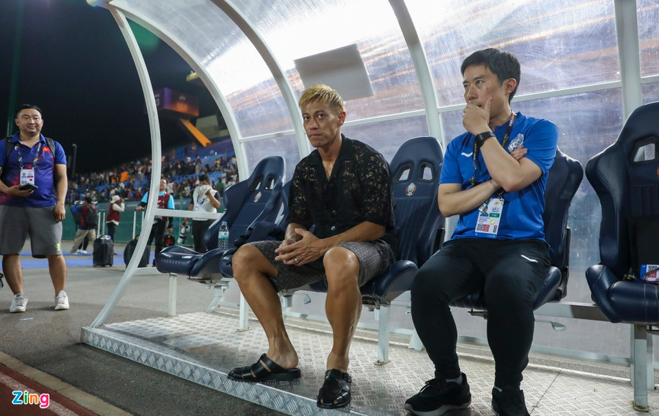 Rất ít thời gian HLV Honda ngồi trong cabin của đội nhà. Ảnh: Zing