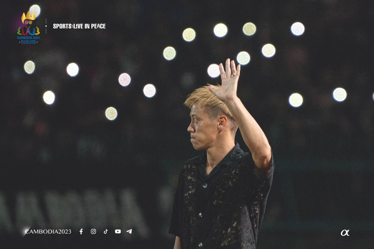 Trong phần lớn thời gian trận đấu, HLV Honda đều đừng sát đường piste để chỉ đạo các học trò trong từng đường bóng.