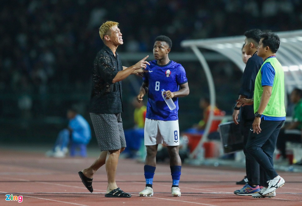 Chiến thắng đậm ở trận ra quân giúp Campuchia chiếm ngôi đầu của U22 Indonesia sau lượt trận đầu tiên, bảng A, môn bóng đá nam SEA Games 32 nhờ hơn hiệu số bàn thắng - bại (+4 so với +3). Ảnh: Zing