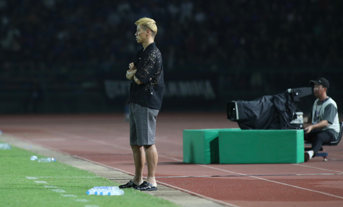 Đây cũng là phong cách quen thuộc của Honda, mỗi lần xuất hiện trên sân chỉ đạo, vị chiến lược gia người Nhật Bản đều trông như tài tử điện ảnh.