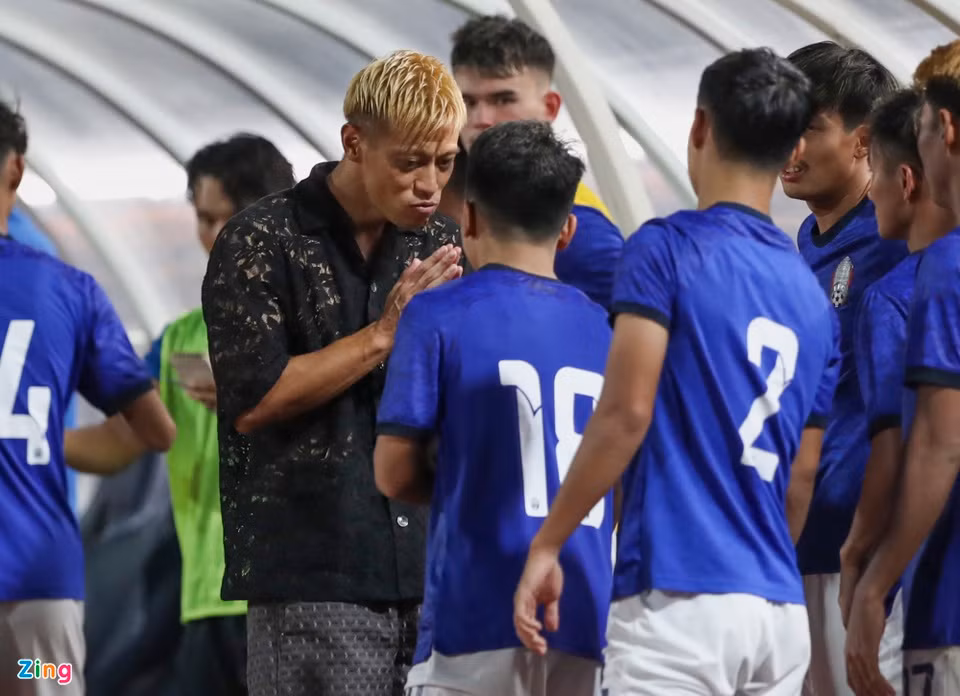 Keisuke Honda có những cử chỉ thân mật với các học trò sau chiến thắng đậm của U22 Campuchia ở trận ra quân. Ảnh: Zing