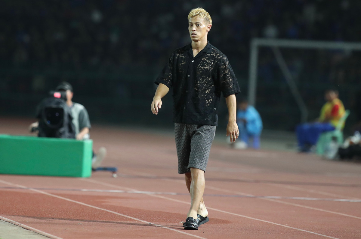 Ngay sau đó, vị GĐKT người Nhật trở lại với phong thái lạnh lùng của mình. Ảnh: Zing