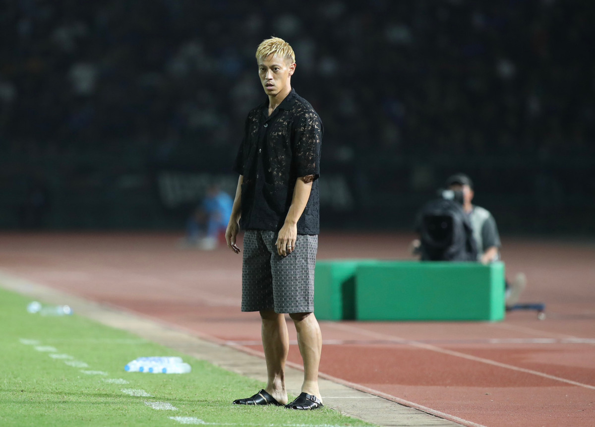 Xuất hiện như một fashionista với áo sơ mi, quần lửng cùng đôi sandal, GĐKT Keisuke Honda khiến hàng nghìn khán giả có mặt tại sân Olympic khá thích thú.