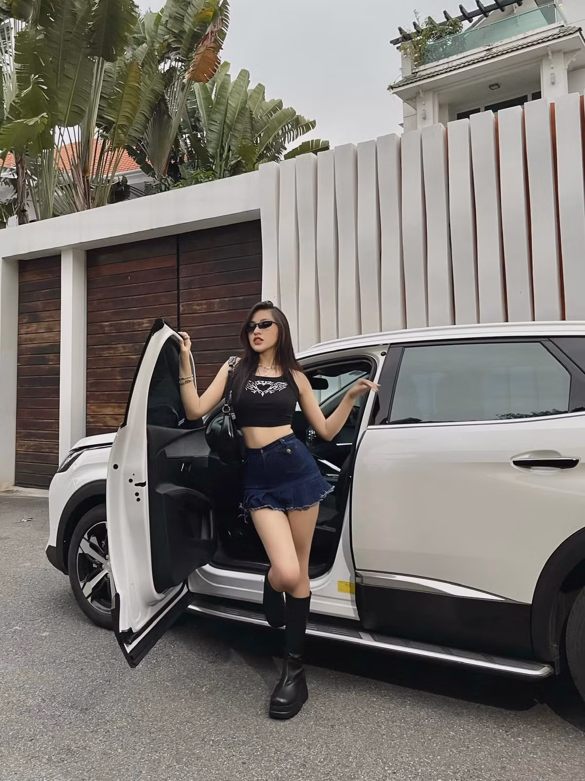 Thông tin 2 người đẹp nổi tiếng showbiz bị bắt quả tang bán dâm tại TP HCM liên quan đến "tú ông" Lê Hoàng Long (31 tuổi, quê Hải Phòng) thu hút sự chú ý của netizen. Khi vụ việc phủ sóng dư luận, cái tên Trần Thanh Tâm bị một bộ phận dân mạng réo gọi. Trước nghi vấn bán dâm ngàn đô, "hot girl trứng rán" phủ nhận.