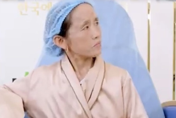 Cụ thể, trên trang cá nhân, bà Tân Vlog đã chia sẻ hình ảnh đi du lịch cùng con trai tại Sa Pa cùng dòng trạng thái: "Sa Pa đẹp nhưng có gì đó lạ lắm". 2 mẹ con Youtuber lúc này mặc trang phục truyền thống của người bản địa, "thả dáng" bên thác nước và nở nụ cười rất tươi.