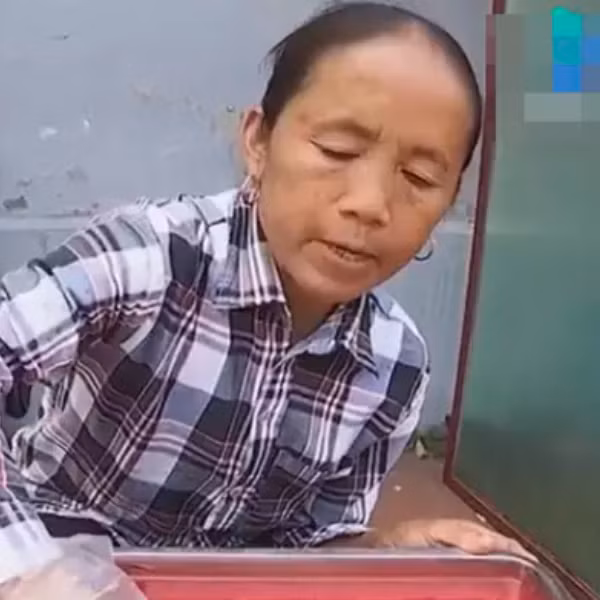 Thế nhưng khi nhìn sang những người bạn đồng niên, bà lại buồn vì trông mình đứng tuổi hơn. Với mong muốn được trẻ ra 3-4 tuổi và bỏ được hết lớp nếp nhăn trên mặt, bà và con trai đã lặn lội vào Sài Gòn để tân trang ngoại hình.