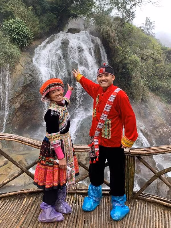 Nhìn đôi giày được bịt kín bằng túi ni lông, có thể thấy bà Tân Vlog và con trai đã trải qua quá trình leo trèo khá vất vả mới đến được địa điểm check-in này.