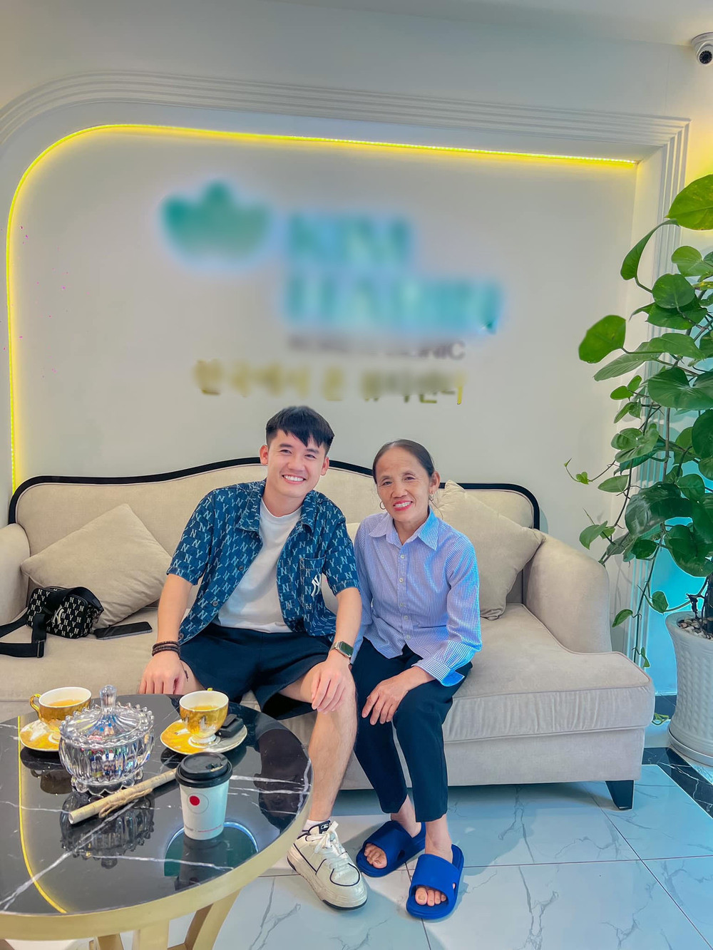 Vốn dĩ bà đã có tuổi nên muốn xóa nếp nhăn để trẻ trung, rạng rỡ hơn, thế nhưng có vẻ việc này không có tác dụng khi diện mạo của YouTuber U60 vẫn như ngày trước, không mấy thay đổi.