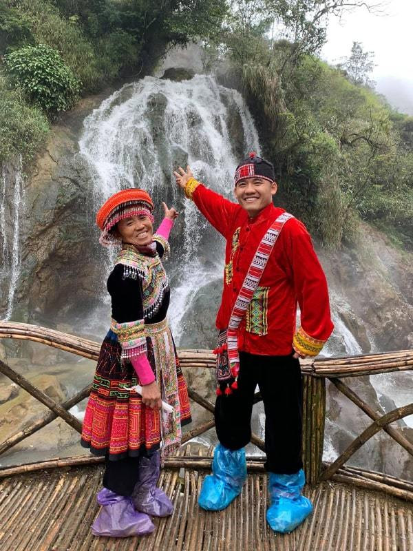 Nhìn đôi giày được bịt kín bằng túi ni lông, có thể thấy bà Tân Vlog và con trai đã trải qua quá trình leo trèo khá vất vả mới đến được địa điểm check-in này.