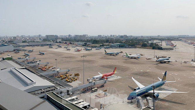 Đa số đội tàu bay các hãng hàng không Việt Nam đang khai thác là dưới dạng hợp đồng thuê, chi phí thuê bình quân cho 1 tàu bay thân rộng (A350, B787) vào khoảng 1 triệu USD/tháng, còn tiền thuê tàu bay thân hẹp (A320/321) khoảng 350.000 USD/tháng. Ảnh: A.Trung ATC.