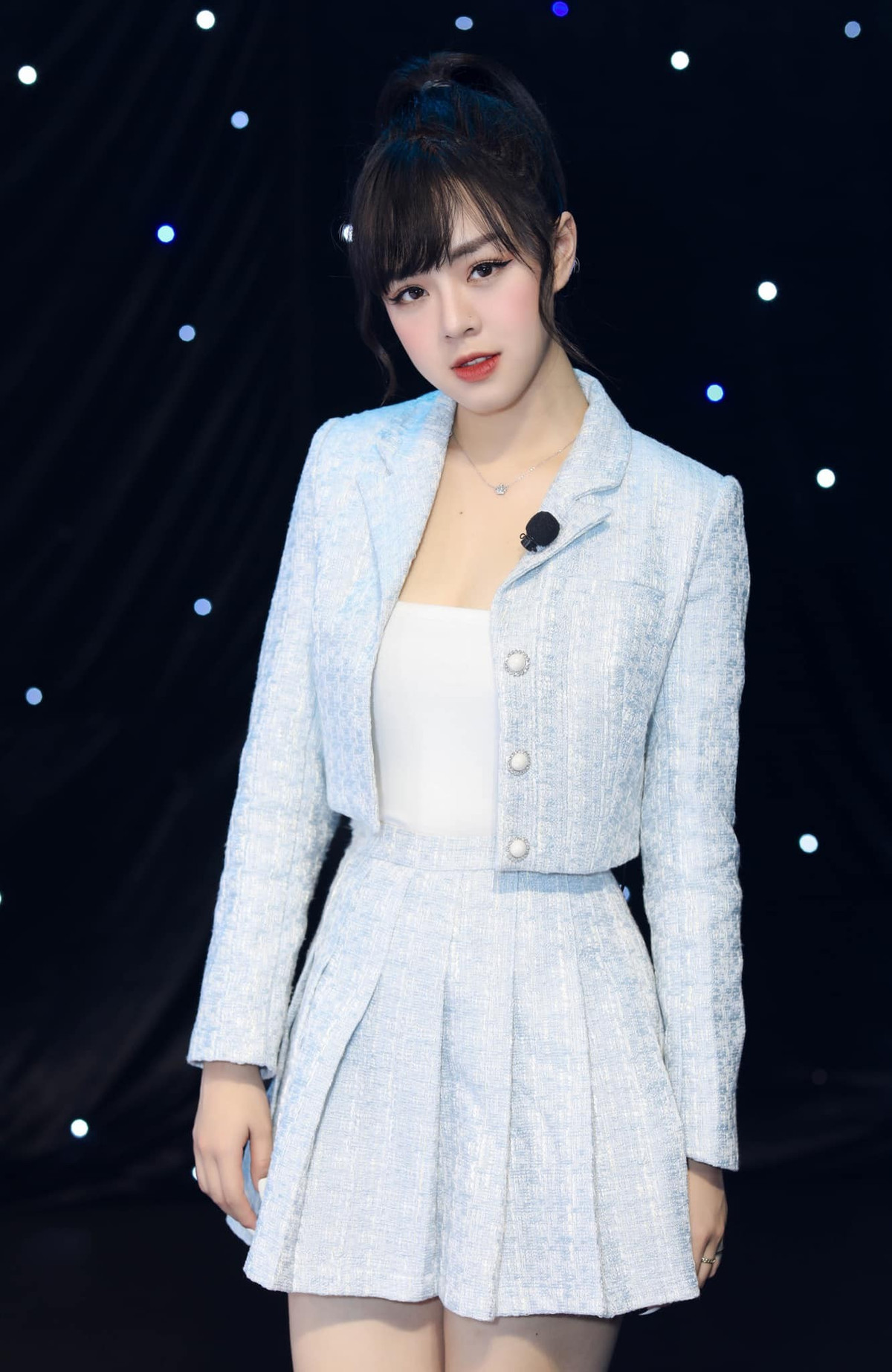 Mình cho rằng, ngoại hình có thể là một trong những yếu tố gây ấn tượng và giúp cho mình có thêm nhiều cơ hội trong công việc. Song, mình nghĩ, để có được chỗ đứng vững chắc trong lòng khán giả cũng là nhờ việc mình đã luôn cố gắng trau dồi kiến thức cũng như chuyên môn để có lối dẫn dắt mang đậm dấu ấn cá nhân". Nữ MC esport cho biết thêm.