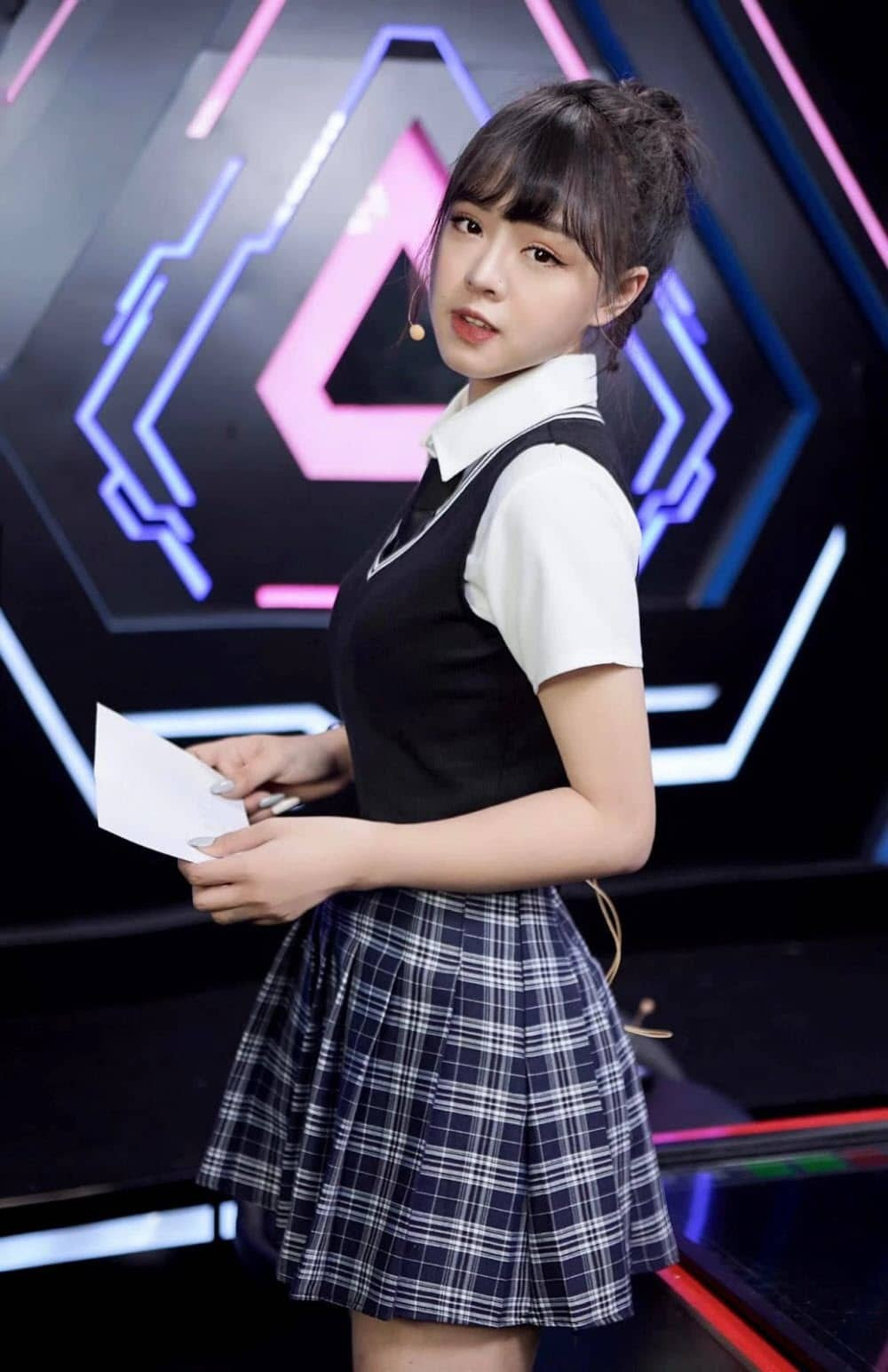 Thời điểm dẫn giải đấu eSport tại SEA Games 31, những hình ảnh của Thảo Trang được nhiều tờ báo Trung Quốc đăng tải và dành cho cô nhiều lời khen ngợi về nhan sắc.