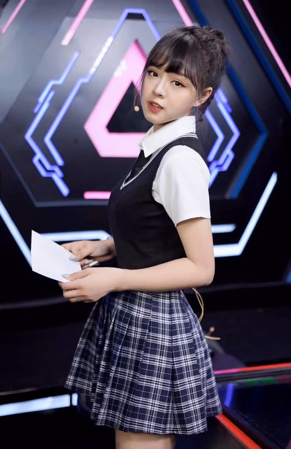 Thời điểm dẫn giải đấu eSport tại SEA Games 31, những hình ảnh của Thảo Trang được nhiều tờ báo Trung Quốc đăng tải và dành cho cô nhiều lời khen ngợi về nhan sắc.