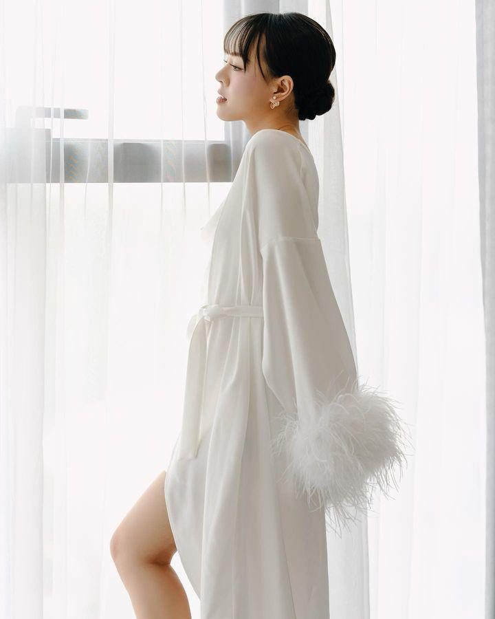 Được biết, chồng của nữ MC sinh năm 1999, tên là Thiệu Khang, đang sinh sống và làm việc tại Úc. Thiệu Khang từng có thời gian làm quản lý, hỗ trợ xử lý công việc cho Thảo Trang cũng như việc đàm phán với đối tác.