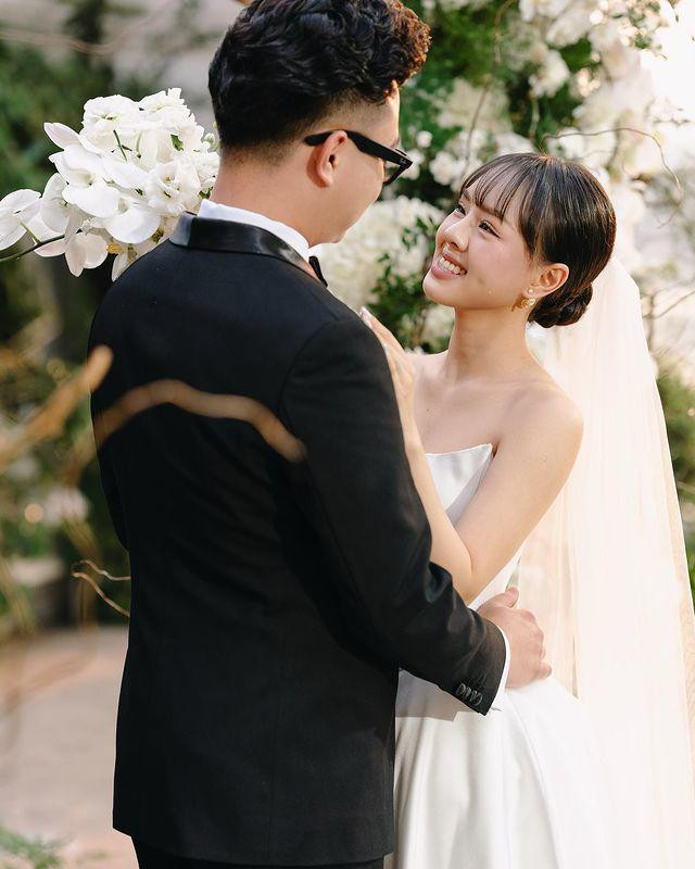 Vừa qua, Thảo Trang gây chú ý trên MXH khi đăng tải loạt hình ảnh về hôn lễ lãng mạn với bạn trai Việt kiều tại Úc và Việt Nam.