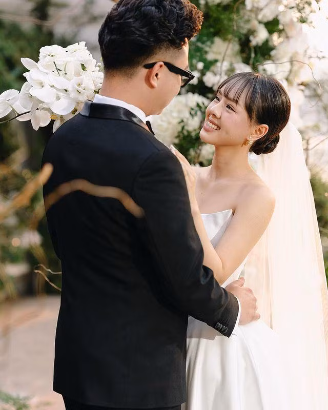 Vừa qua, Thảo Trang gây chú ý trên MXH khi đăng tải loạt hình ảnh về hôn lễ lãng mạn với bạn trai Việt kiều tại Úc và Việt Nam.