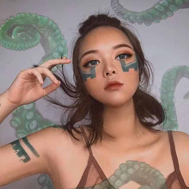 Được biết, Thục Chi cũng phải học hỏi và luyện tập khá nhiều, nhất là trong chuyện chọn đồ mỹ phẩm cẩn thận mới có thể lột tả thần thái của nhân vật chỉ qua đôi mắt và một vài chi tiết trên gương mặt như vậy.