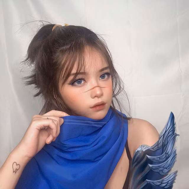 Không sử dụng tới bất kỳ đạo cụ cosplay nào, Thục Chi đã khéo léo lựa chọn cách trang điểm khuôn mặt cho phù hợp với tạo hình của vị tướng Kai'Sa.