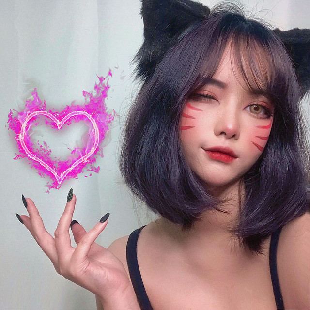 Dù nhập vai vào nhân vật nào thì khuôn mặt cực ăn ảnh của nữ game thủ vẫn luôn cuốn hút người xem một cách lạ kỳ.