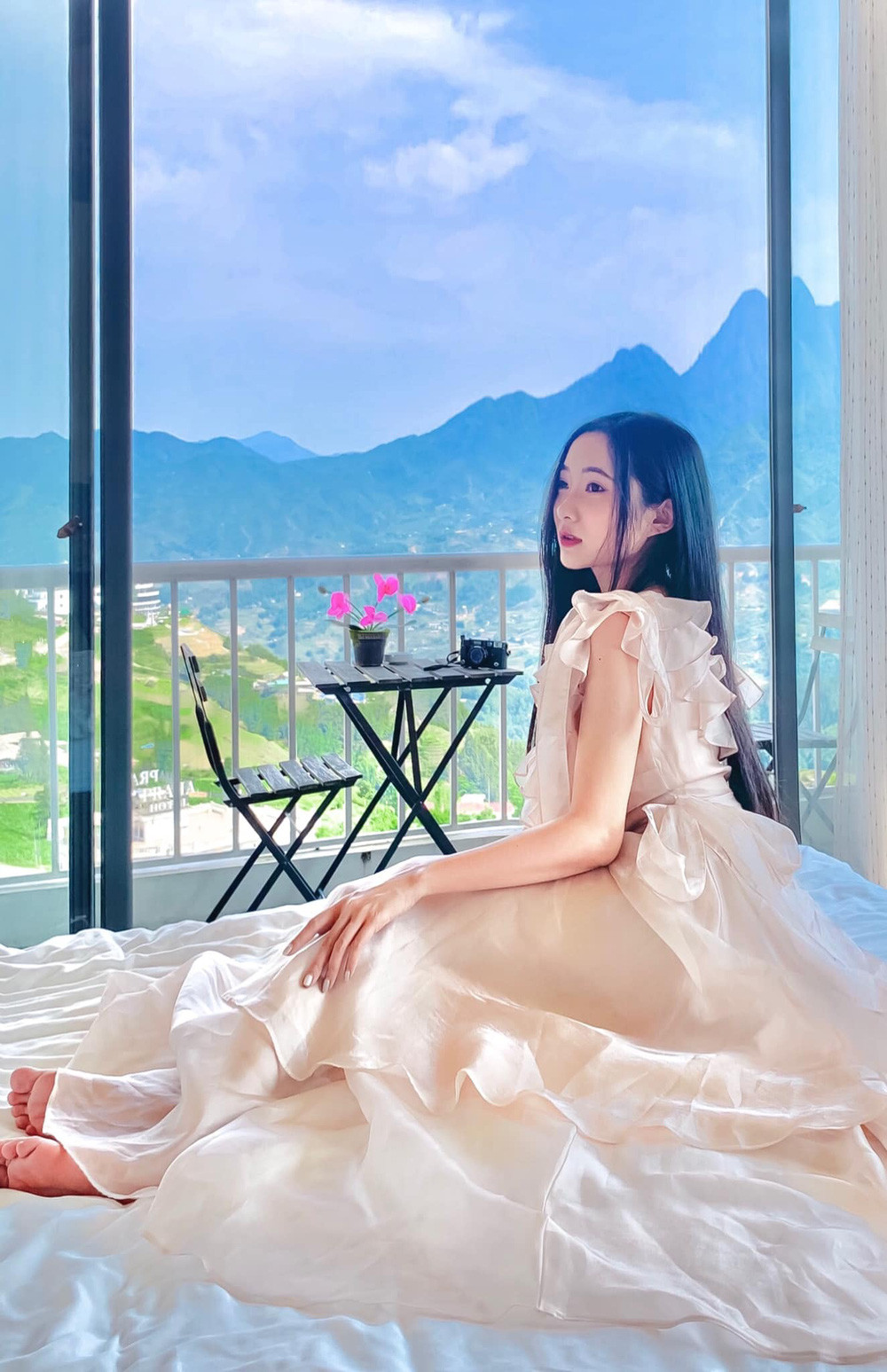 Luôn xuất hiện với một diện mạo gây ấn tượng nên mọi người rất tò mò về bí quyết làm đẹp của Tiêu Hạ. Trả lời vấn đề này, “nữ thần thanh xuân” thật thà chia sẻ trước đây cô vốn không quá chú trọng vào việc chăm sóc bản thân, chỉ cảm thấy vừa đủ là được.