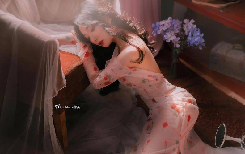 Tiêu Hạ tốt nghiệp loại Giỏi Khoa Sư phạm Toán - Trường Đại học Thủ đô Hà Nội năm 2017 với điểm tốt nghiệp là 3.3/4. Tổng điểm rèn luyện toàn khóa của gái xinh đạt 92/100 điểm, xếp loại xuất sắc.