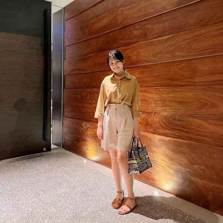 Sinh con xong, hot mom bắt đầu hành trình lấy lại vóc dáng. Dù thân hình không như thời son rỗi nhưng gương mặt của cô được nhật xét mặn mà.