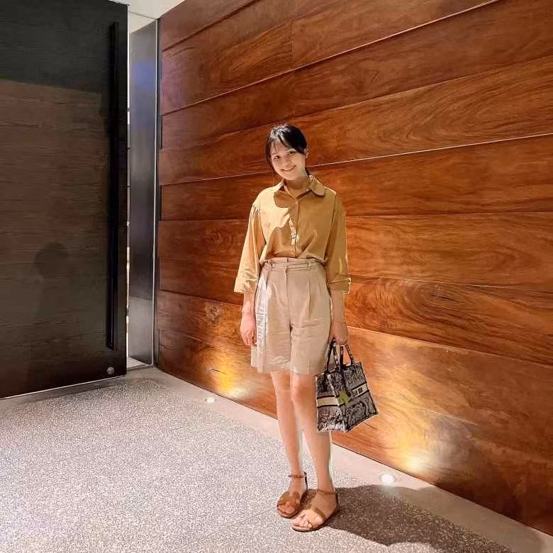 Sinh con xong, hot mom bắt đầu hành trình lấy lại vóc dáng. Dù thân hình không như thời son rỗi nhưng gương mặt của cô được nhật xét mặn mà.