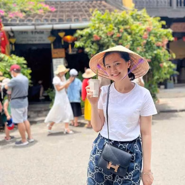 Khoảnh khắc toát mùi tiền khi vợ Duy Mạnh diện quần shorts Gucci và túi xách của Hermes.